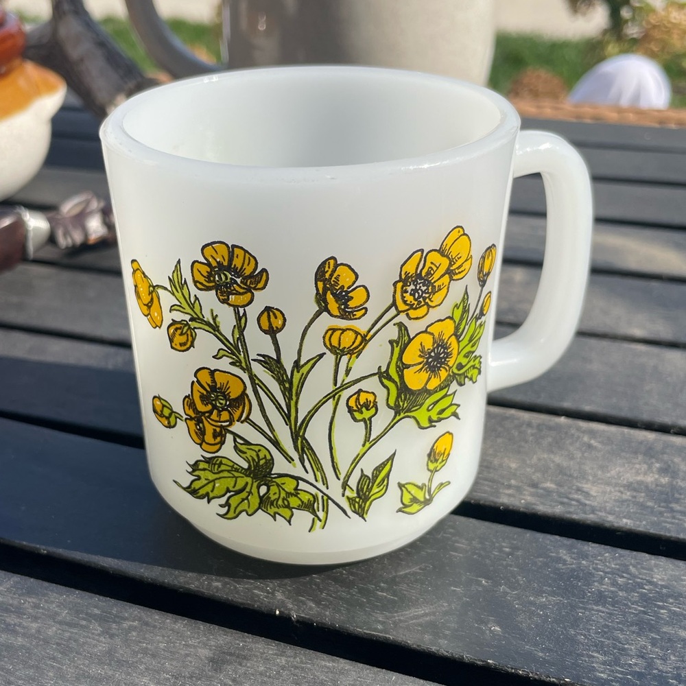 Collectable Vintage 70’s GLASBAKE Buttercup Flower Milk Glass Coffee Mug